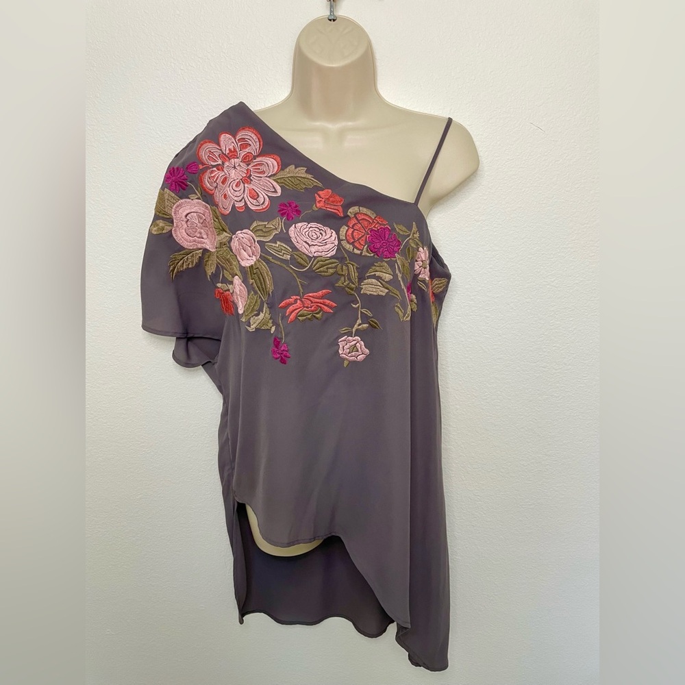 Gimmicks by BKE Pretty Multicolor Floral Embroidered Asymmetrical Blouse Gray S